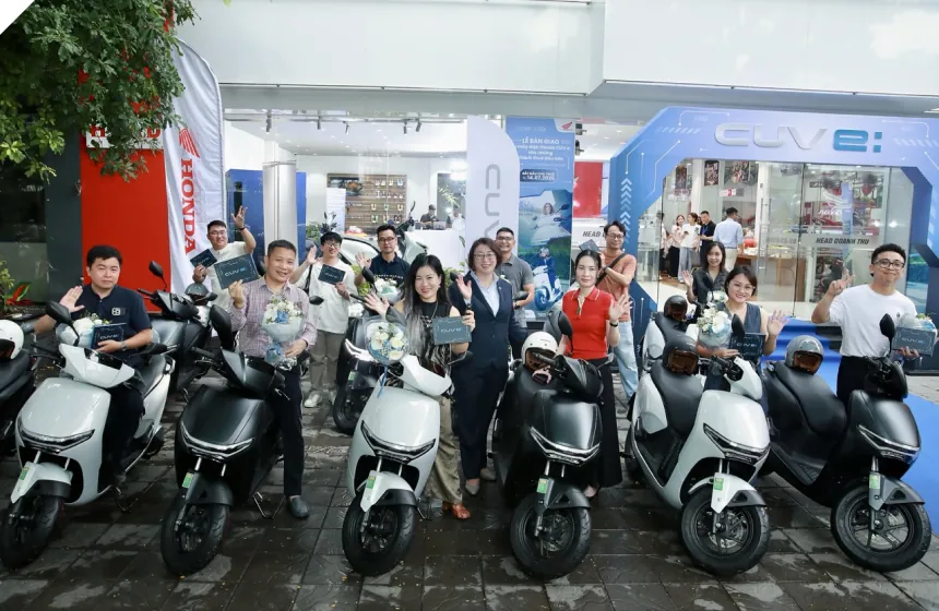 Đội ngũ TC Credit bàn giao xe cho khách hàng