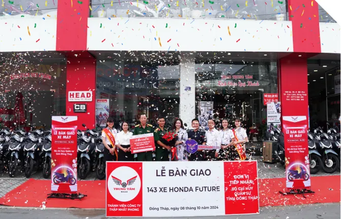 Lễ bàn giao xe máy cho khách hàng