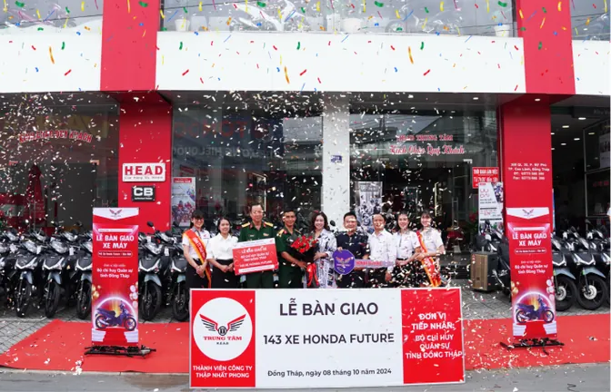 Khách hàng nhận xe tại lễ bàn giao