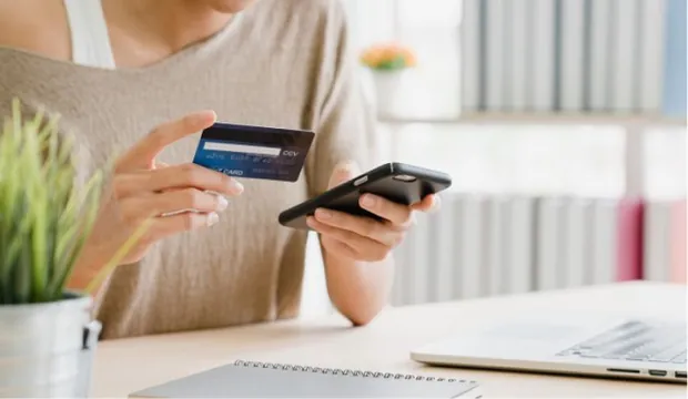Khách hàng mua điện thoại trả góp