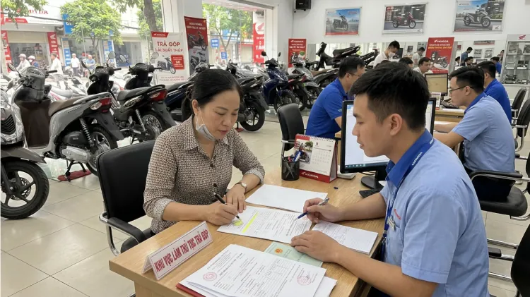 Air Blade hay NVX: nên chọn xe tay ga nào?