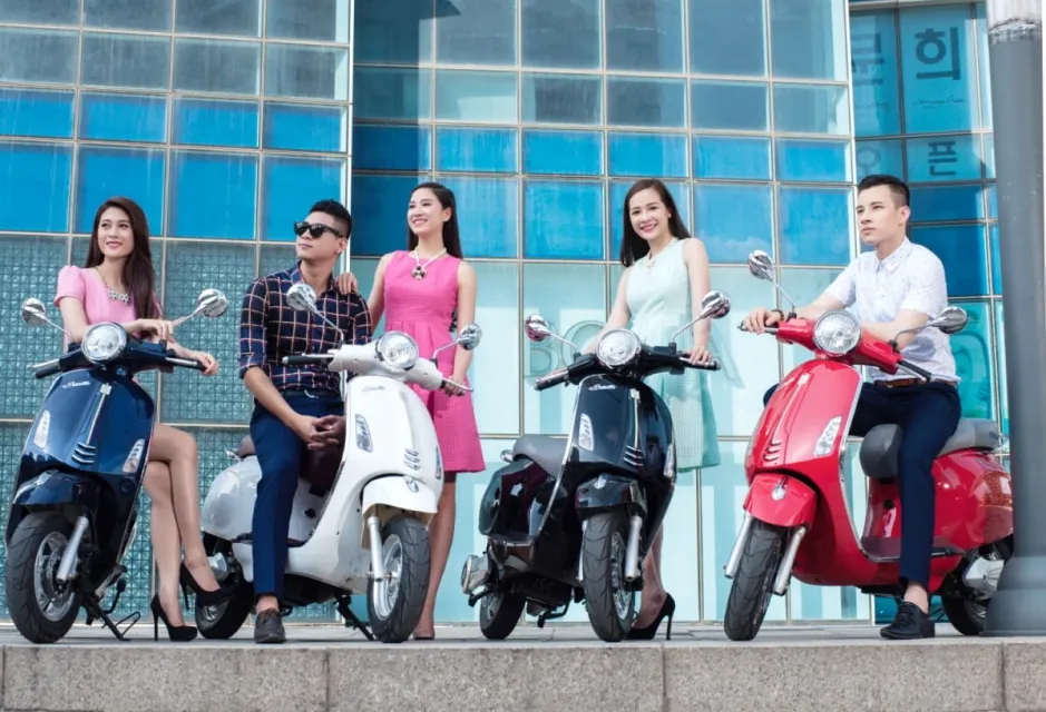 Khách hàng nhận xe máy trả góp tại TC Credit