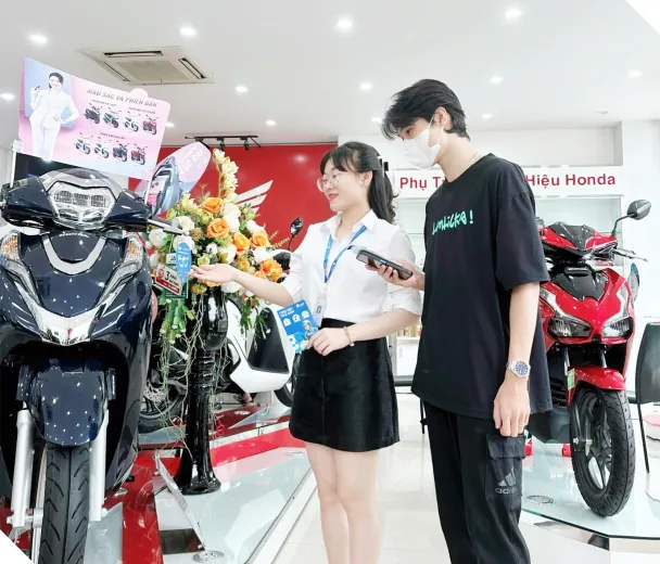 Chuyên viên TC Credit tư vấn trả góp xe máy cho khách hàng