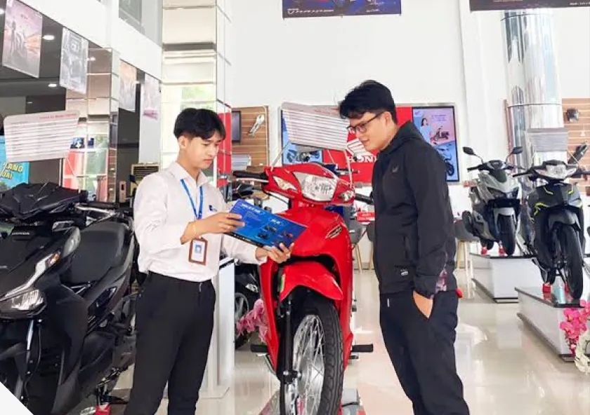 Chuyên viên TC Credit hướng dẫn khách hàng chọn xe